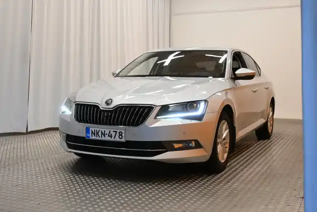 Harmaa Sedan, Skoda Superb – NKN-478