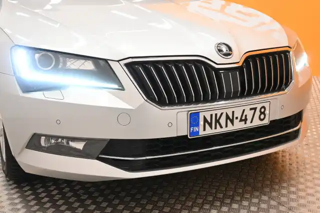 Harmaa Sedan, Skoda Superb – NKN-478