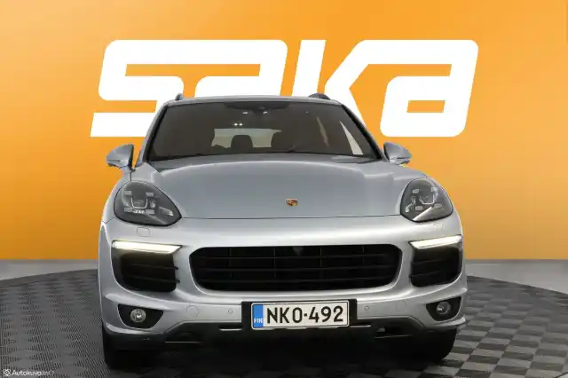 Harmaa Maastoauto, Porsche Cayenne – NKO-492