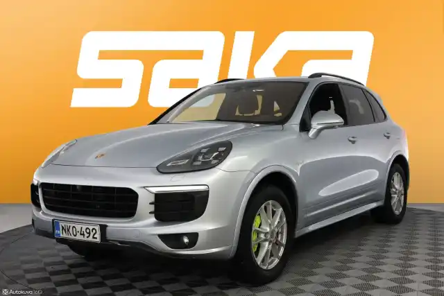 Harmaa Maastoauto, Porsche Cayenne – NKO-492