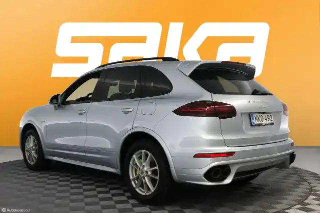 Harmaa Maastoauto, Porsche Cayenne – NKO-492