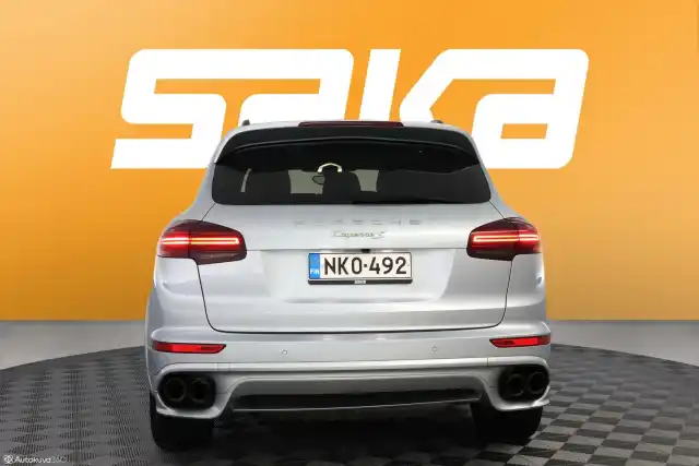 Harmaa Maastoauto, Porsche Cayenne – NKO-492