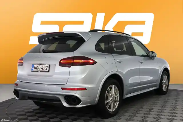 Harmaa Maastoauto, Porsche Cayenne – NKO-492