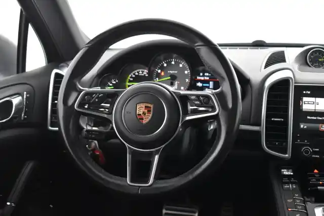 Harmaa Maastoauto, Porsche Cayenne – NKO-492