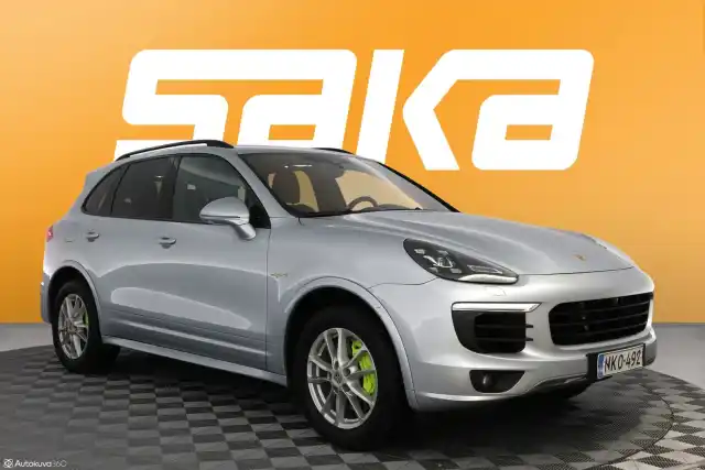 Harmaa Maastoauto, Porsche Cayenne – NKO-492