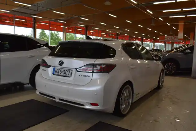 Valkoinen Viistoperä, Lexus CT – NKS-307