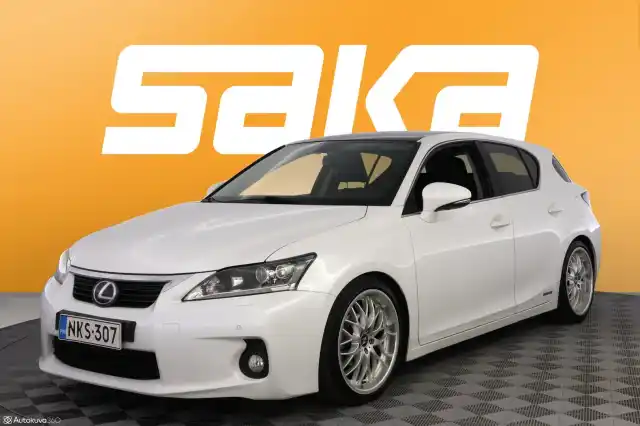Valkoinen Viistoperä, Lexus CT – NKS-307
