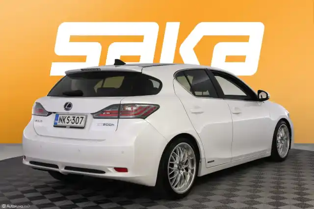 Valkoinen Viistoperä, Lexus CT – NKS-307