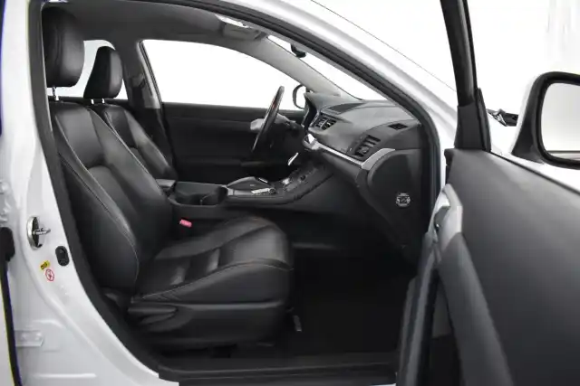 Valkoinen Viistoperä, Lexus CT – NKS-307