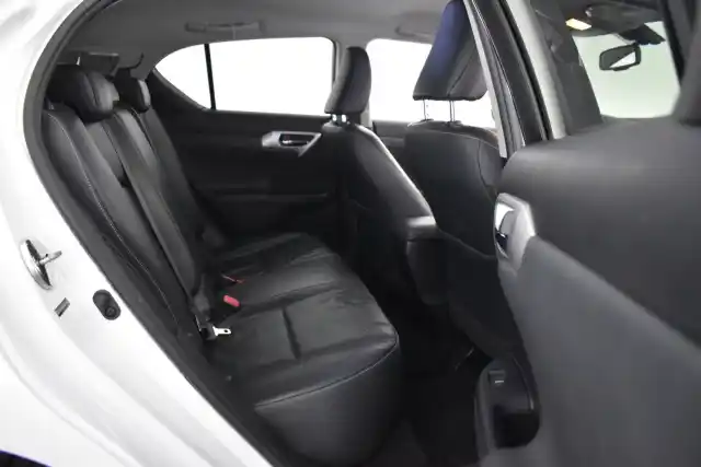 Valkoinen Viistoperä, Lexus CT – NKS-307