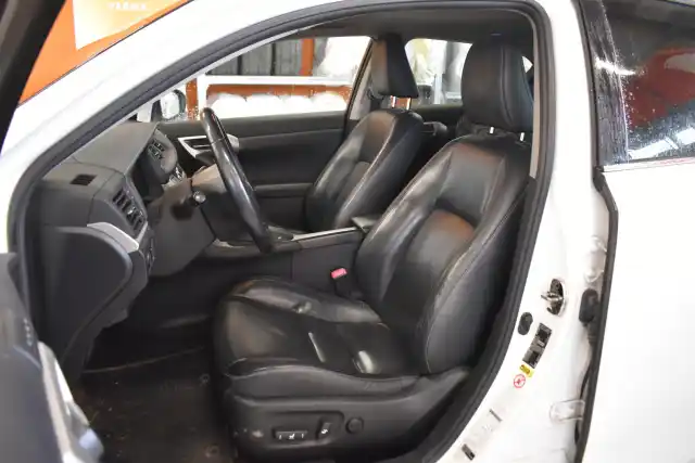 Valkoinen Viistoperä, Lexus CT – NKS-307