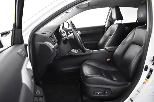Valkoinen Viistoperä, Lexus CT – NKS-307