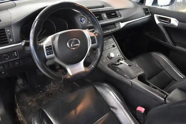 Valkoinen Viistoperä, Lexus CT – NKS-307