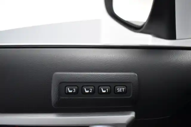 Valkoinen Viistoperä, Lexus CT – NKS-307