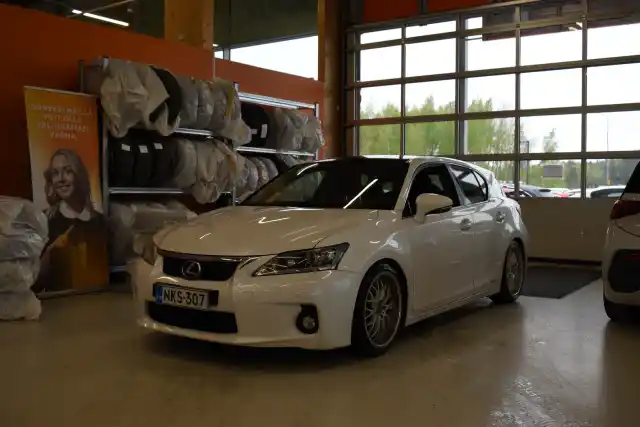 Valkoinen Viistoperä, Lexus CT – NKS-307