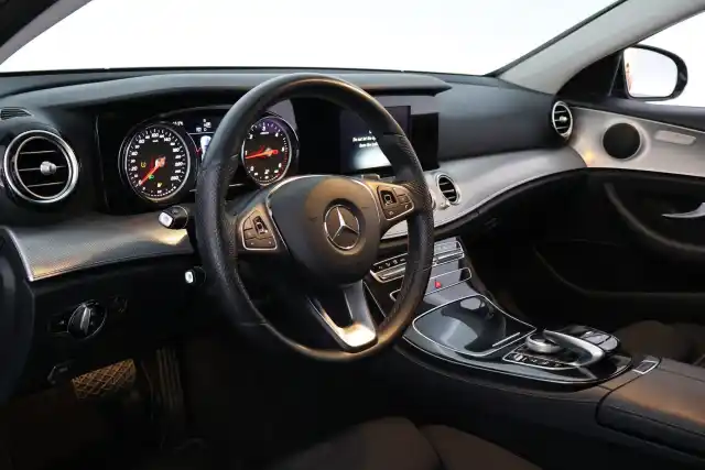 Musta Sedan, Mercedes-Benz E – NKT-890