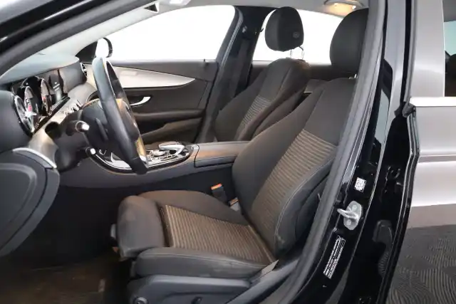 Musta Sedan, Mercedes-Benz E – NKT-890