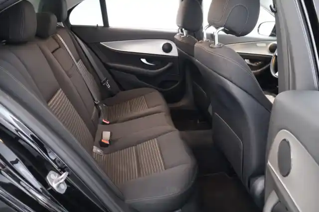 Musta Sedan, Mercedes-Benz E – NKT-890