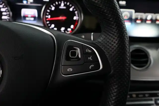 Musta Sedan, Mercedes-Benz E – NKT-890