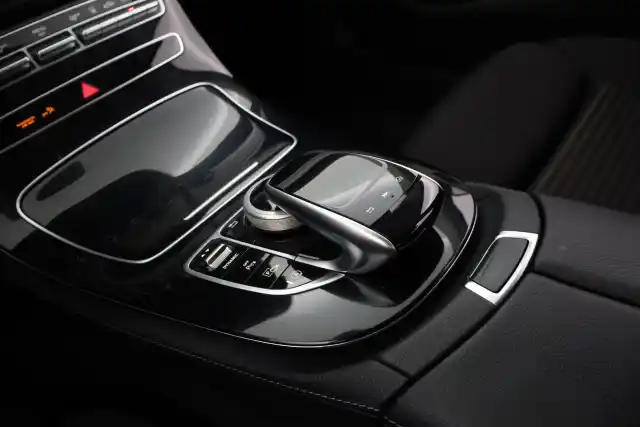 Musta Sedan, Mercedes-Benz E – NKT-890