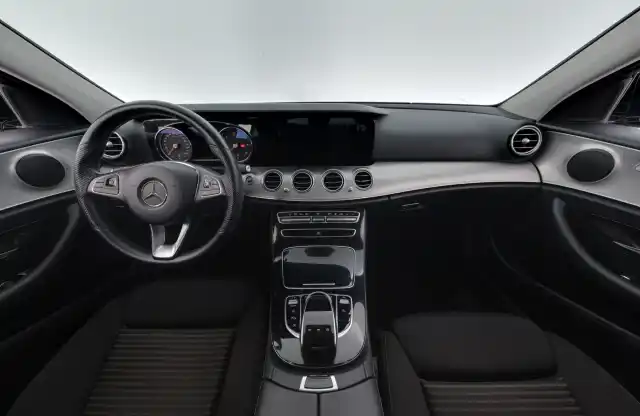 Musta Sedan, Mercedes-Benz E – NKT-890