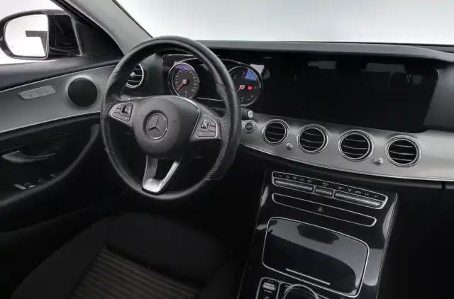 Musta Sedan, Mercedes-Benz E – NKT-890