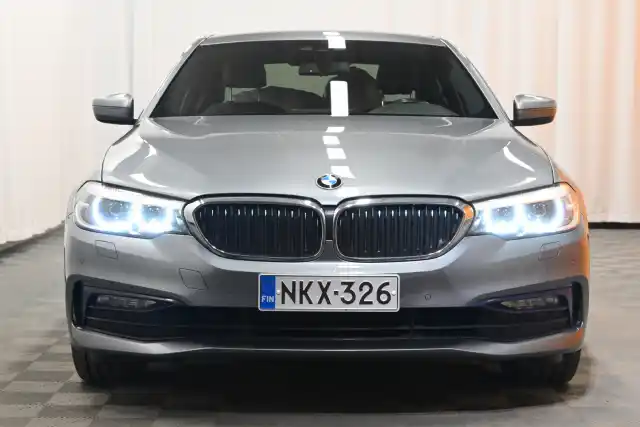 Harmaa Sedan, BMW 530 – NKX-326