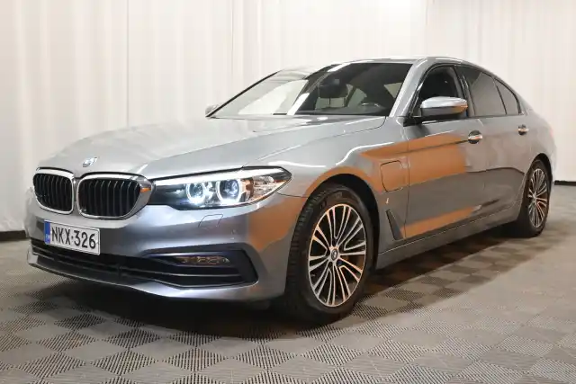 Harmaa Sedan, BMW 530 – NKX-326