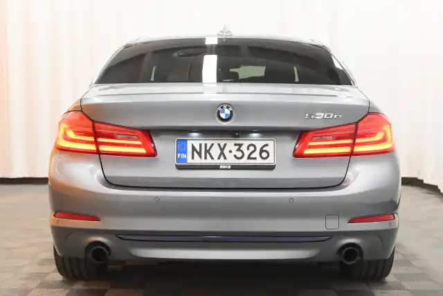 Harmaa Sedan, BMW 530 – NKX-326