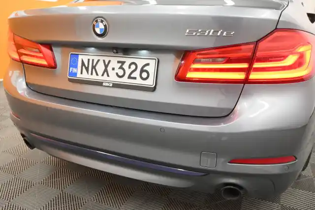 Harmaa Sedan, BMW 530 – NKX-326