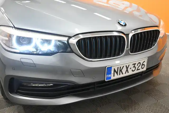 Harmaa Sedan, BMW 530 – NKX-326