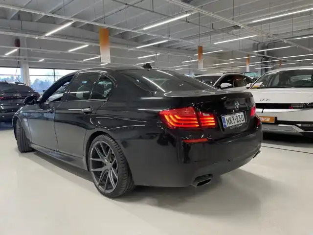 Musta Sedan, BMW 535 – NKY-230