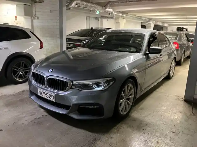 Harmaa Sedan, BMW 520 – NKY-520