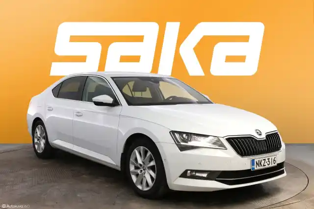 Valkoinen Sedan, Skoda Superb – NKZ-316