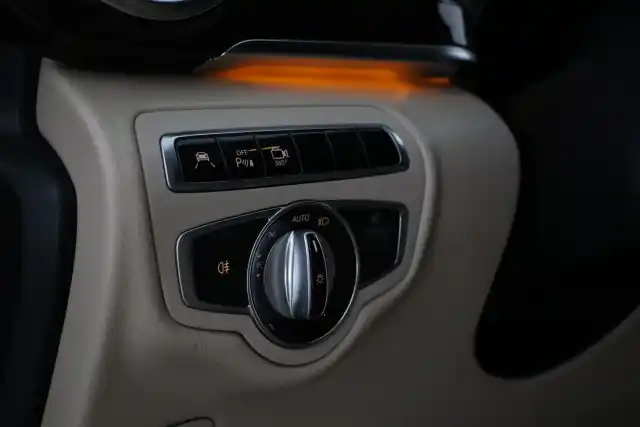 Valkoinen Tila-auto, Mercedes-Benz V – NKZ-761