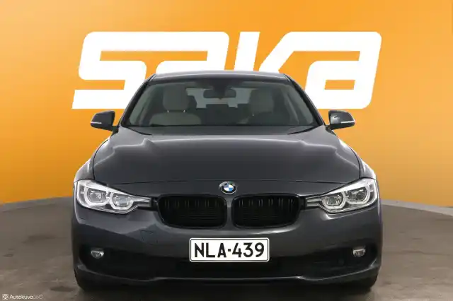 Harmaa Sedan, BMW 320 – NLA-439