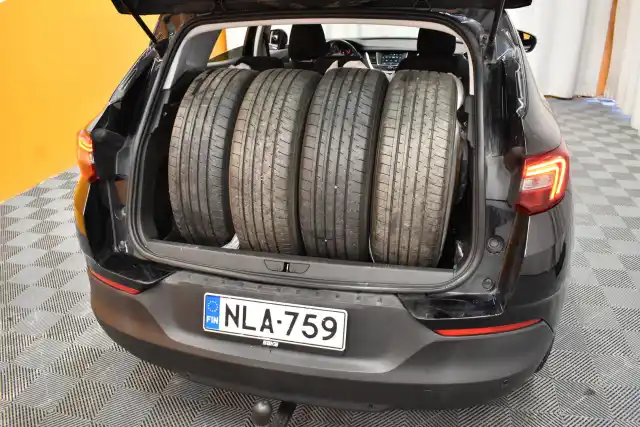 Musta Maastoauto, Opel Grandland X – NLA-759