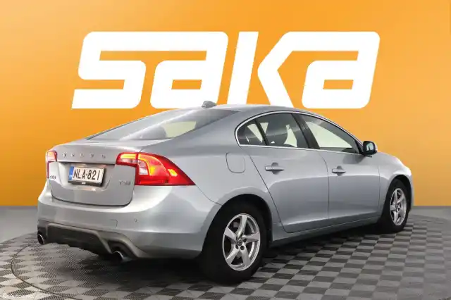 Harmaa Sedan, Volvo S60 – NLA-821
