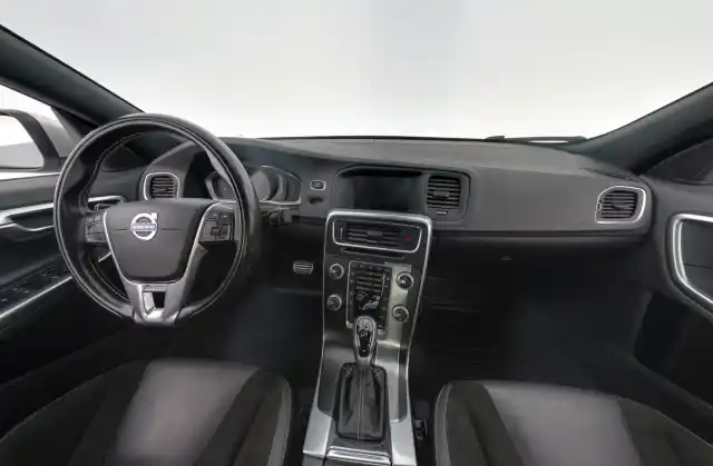 Harmaa Sedan, Volvo S60 – NLA-821