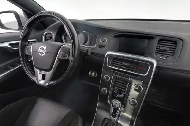 Harmaa Sedan, Volvo S60 – NLA-821