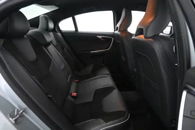 Harmaa Sedan, Volvo S60 – NLA-821