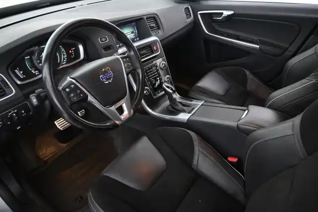 Harmaa Sedan, Volvo S60 – NLA-821