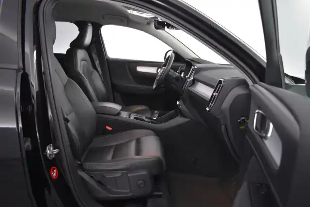 Musta Maastoauto, Volvo XC40 – NLB-250