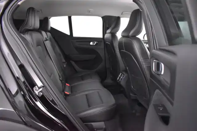 Musta Maastoauto, Volvo XC40 – NLB-250