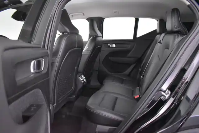 Musta Maastoauto, Volvo XC40 – NLB-250