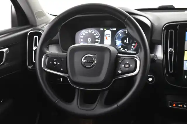Musta Maastoauto, Volvo XC40 – NLB-250