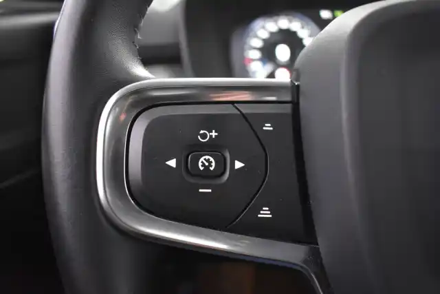 Musta Maastoauto, Volvo XC40 – NLB-250