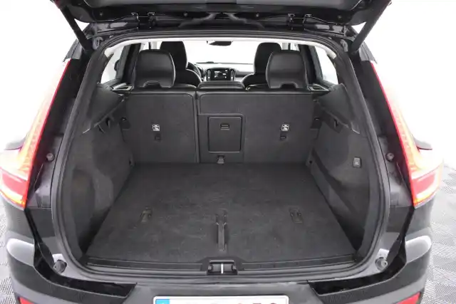 Musta Maastoauto, Volvo XC40 – NLB-250