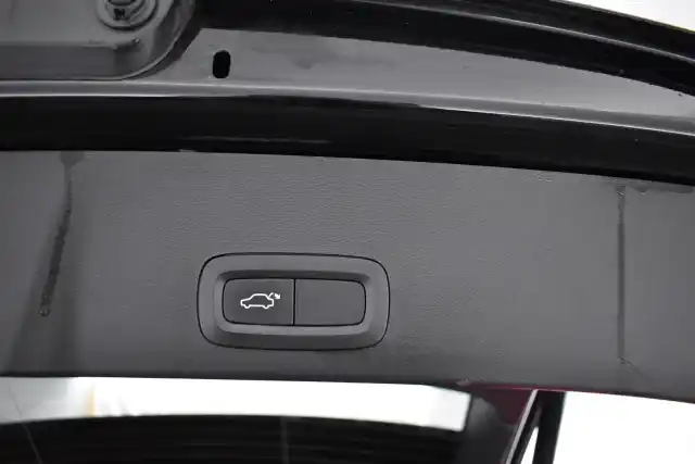Musta Maastoauto, Volvo XC40 – NLB-250