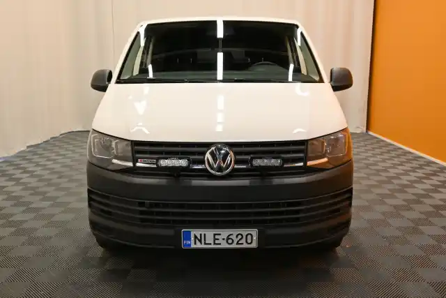 Valkoinen Tila-auto, Volkswagen Transporter – NLE-620